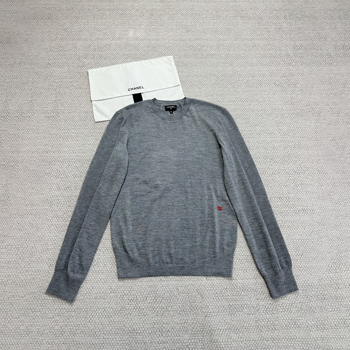 chanel tiny red logo crew neck fine knit long sleeve sweater